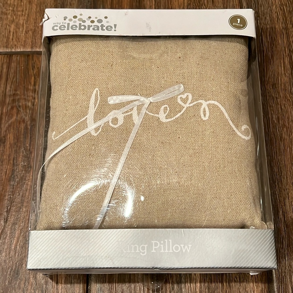 💍 NWT Time to Celebrate beige ring bearer pillow